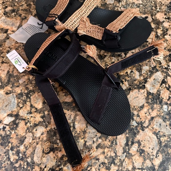 Arizona Love Raffia Trekky Sandals - Picture 7 of 7